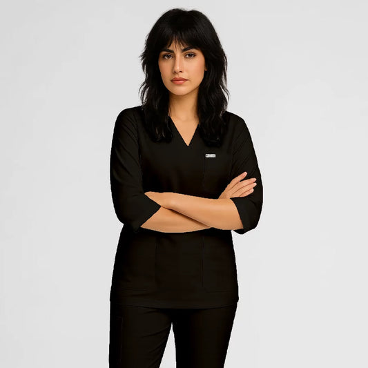 Photo de Pyjama de Bloc Femme - Col V Trois Quart Stretch – confort, broderie et style professionnel. FIGS.ma | Scrubs Maroc.