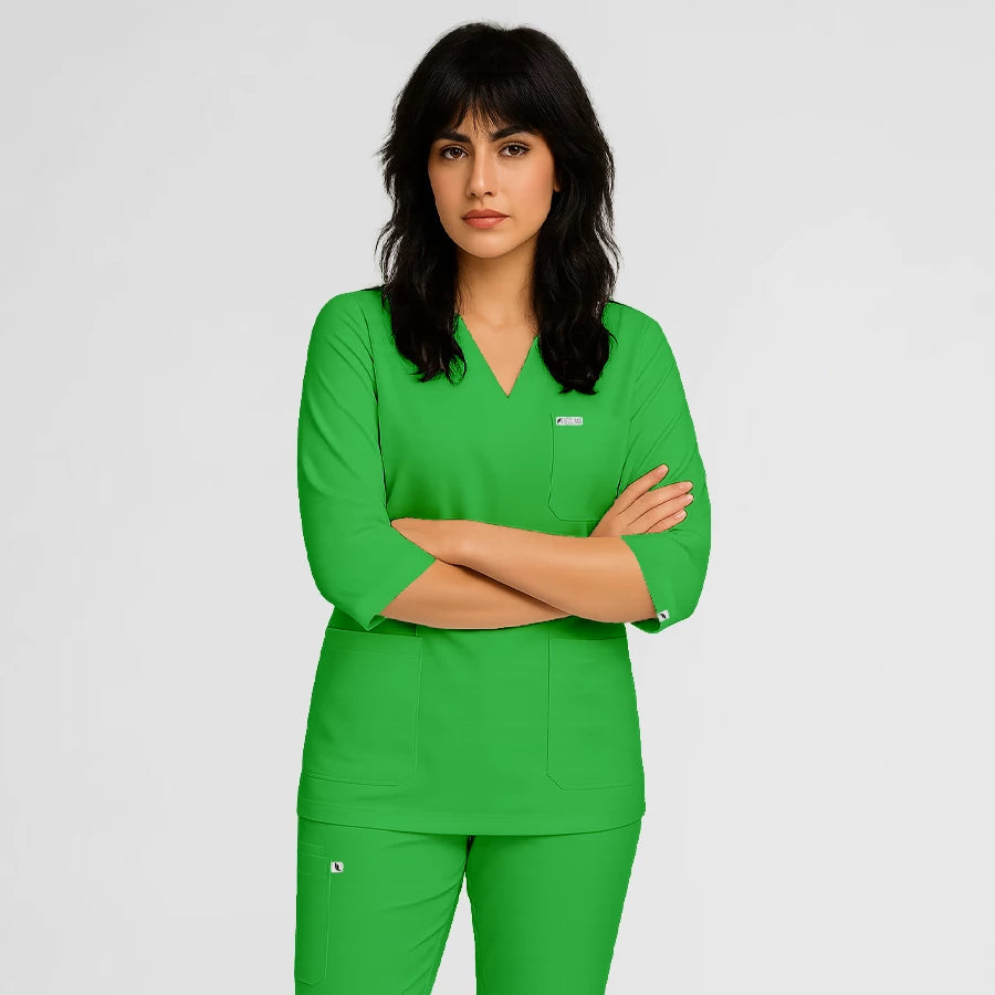 Photo de Pyjama de Bloc Femme - Col V Trois Quart Stretch – confort, broderie et style professionnel. FIGS.ma | Scrubs Maroc.