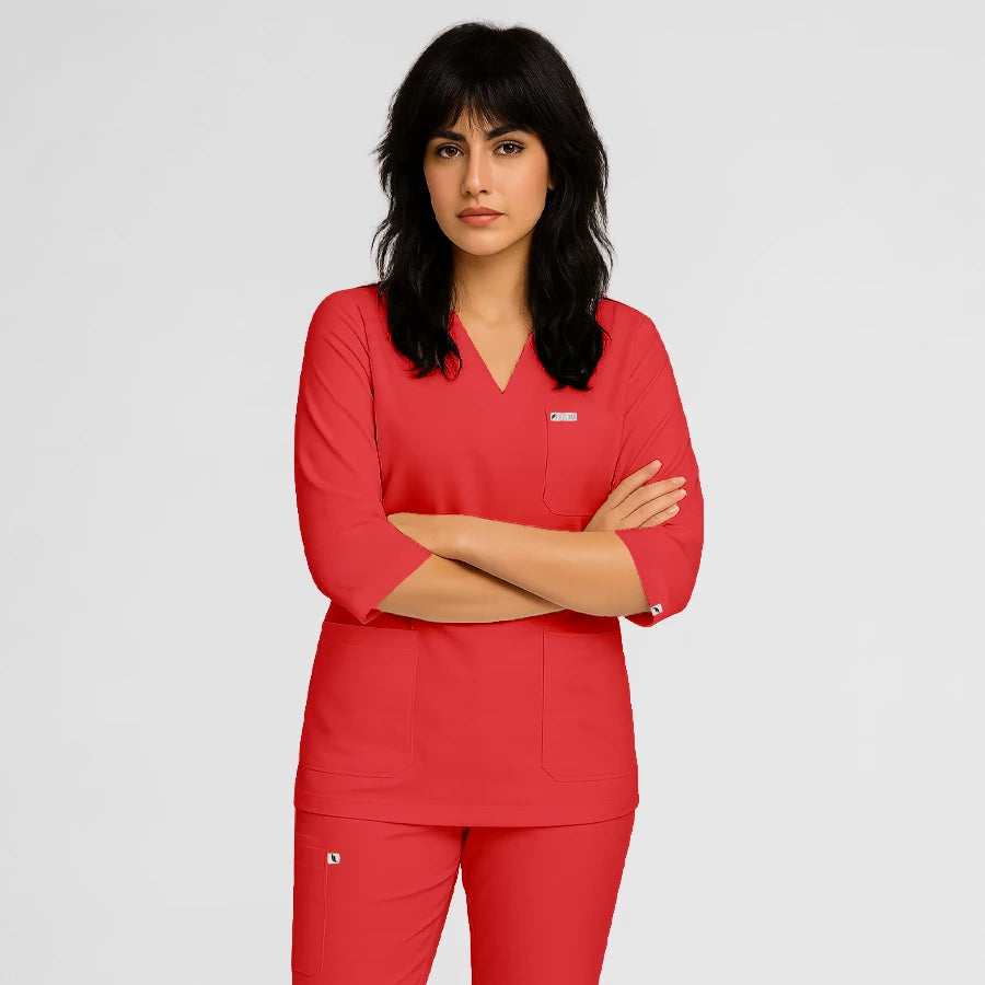 Photo de Pyjama de Bloc Femme - Col V Trois Quart Stretch – confort, broderie et style professionnel. FIGS.ma | Scrubs Maroc.