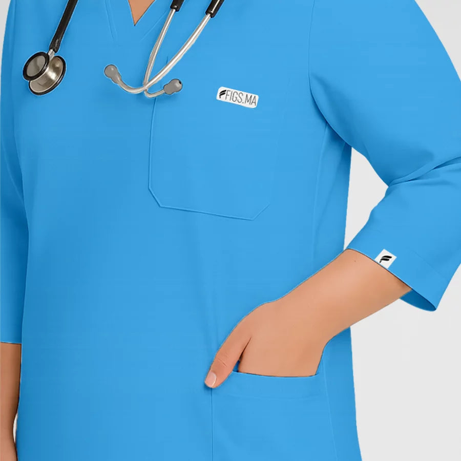 Photo de Pyjama de Bloc Femme - Col V Trois Quart Stretch – confort, broderie et style professionnel. FIGS.ma | Scrubs Maroc.