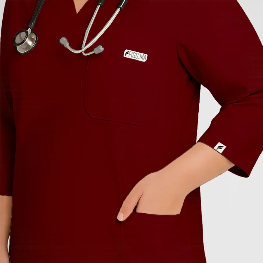 Photo de Pyjama de Bloc Femme - Col V Trois Quart Stretch – confort, broderie et style professionnel. FIGS.ma | Scrubs Maroc.
