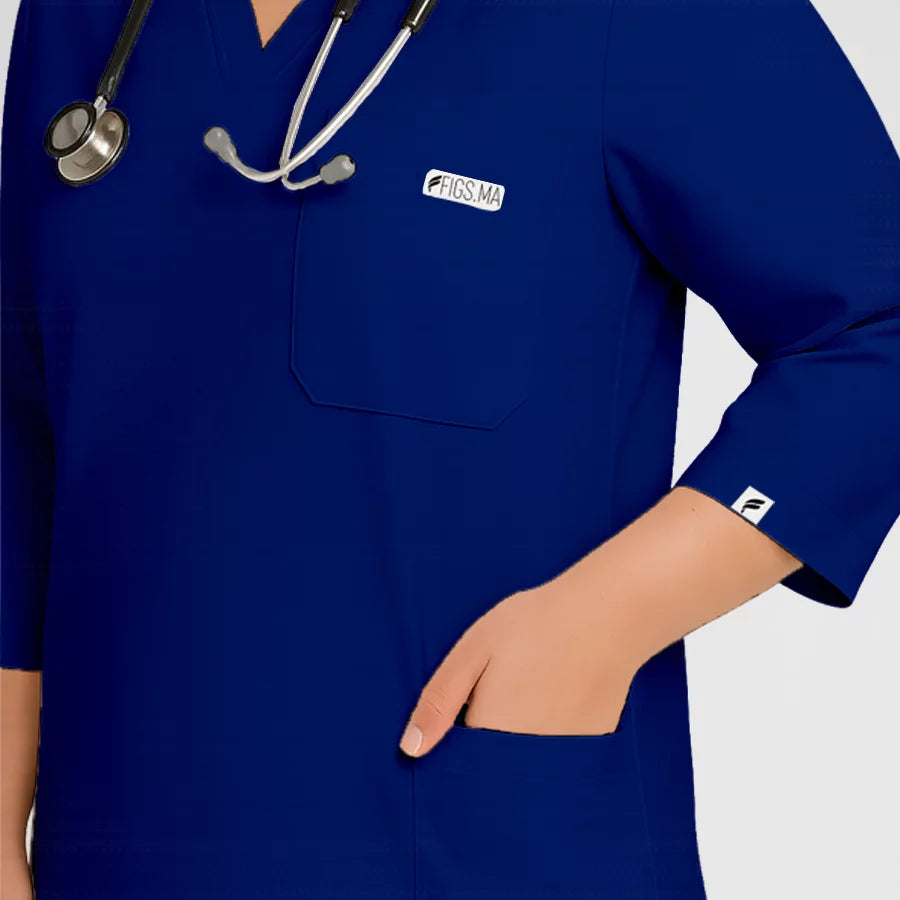 Photo de Pyjama de Bloc Femme - Col V Trois Quart Stretch – confort, broderie et style professionnel. FIGS.ma | Scrubs Maroc.