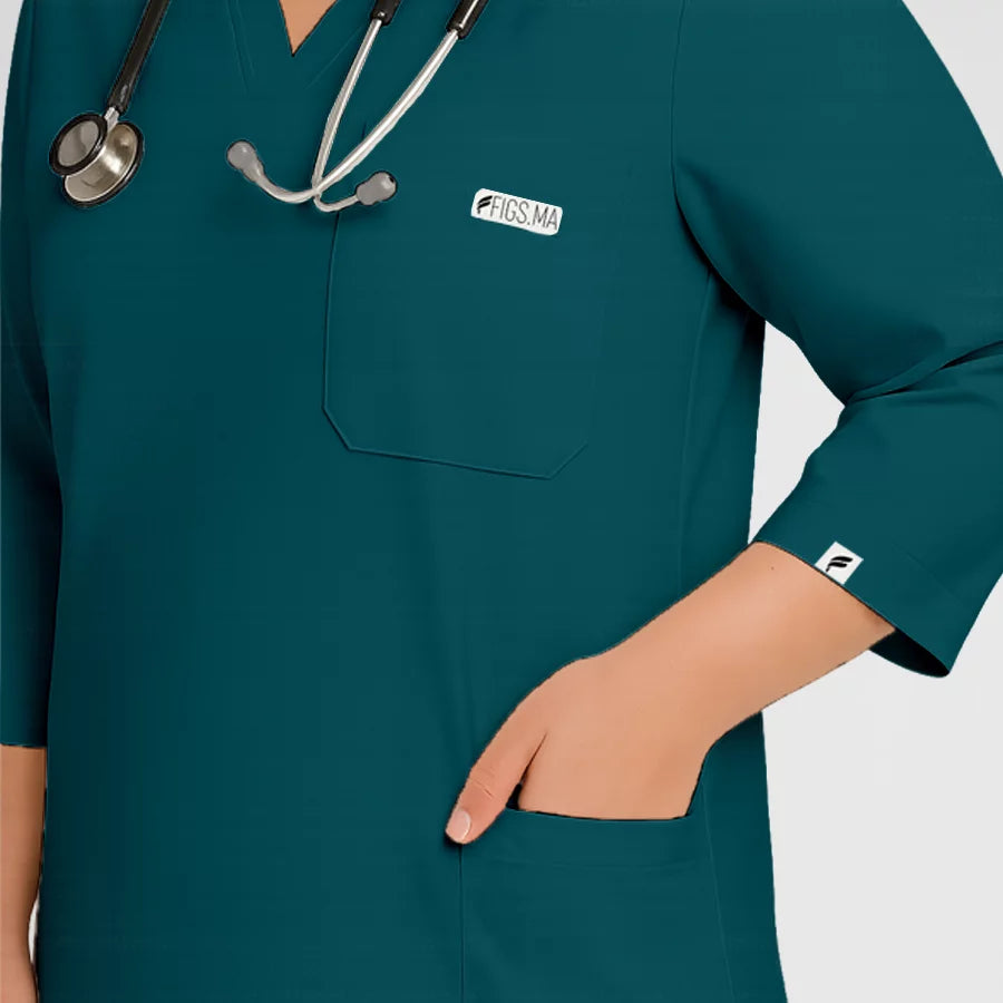 Photo de Pyjama de Bloc Femme - Col V Trois Quart Stretch – confort, broderie et style professionnel. FIGS.ma | Scrubs Maroc.