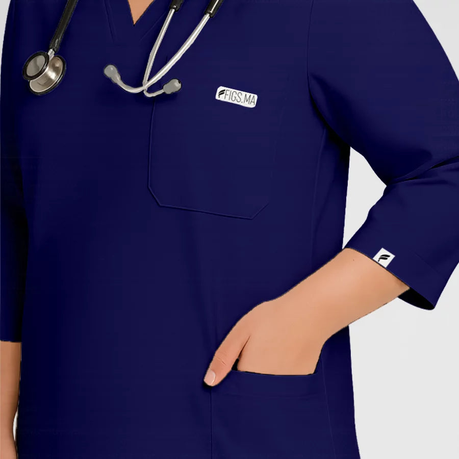 Photo de Pyjama de Bloc Femme - Col V Trois Quart Stretch – confort, broderie et style professionnel. FIGS.ma | Scrubs Maroc.