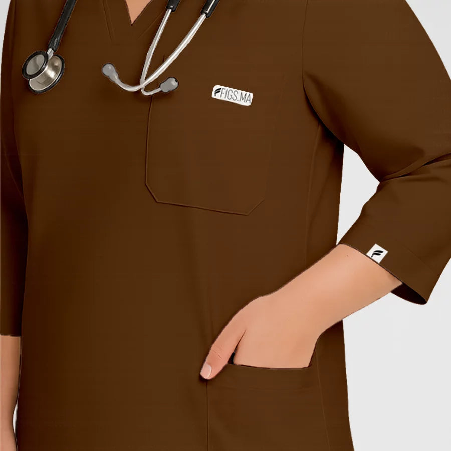 Photo de Pyjama de Bloc Femme - Col V Trois Quart Stretch – confort, broderie et style professionnel. FIGS.ma | Scrubs Maroc.