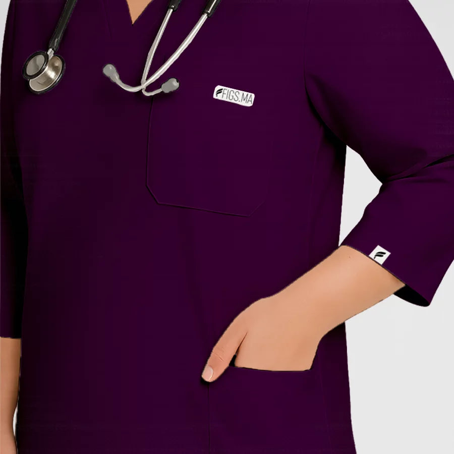 Photo de Pyjama de Bloc Femme - Col V Trois Quart Stretch – confort, broderie et style professionnel. FIGS.ma | Scrubs Maroc.