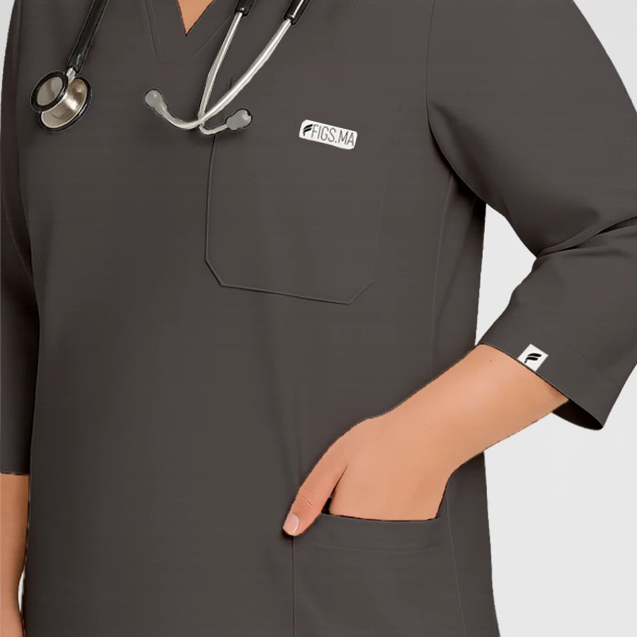 Photo de Pyjama de Bloc Femme - Col V Trois Quart Stretch – confort, broderie et style professionnel. FIGS.ma | Scrubs Maroc.
