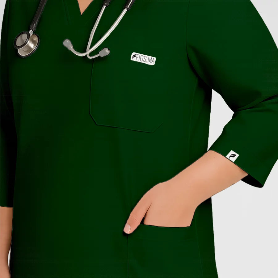 Photo de Pyjama de Bloc Femme - Col V Trois Quart Stretch – confort, broderie et style professionnel. FIGS.ma | Scrubs Maroc.