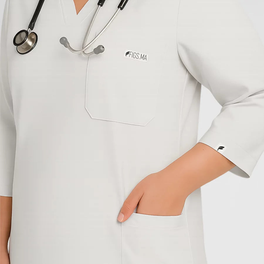 Photo de Pyjama de Bloc Femme - Col V Trois Quart Stretch – confort, broderie et style professionnel. FIGS.ma | Scrubs Maroc.