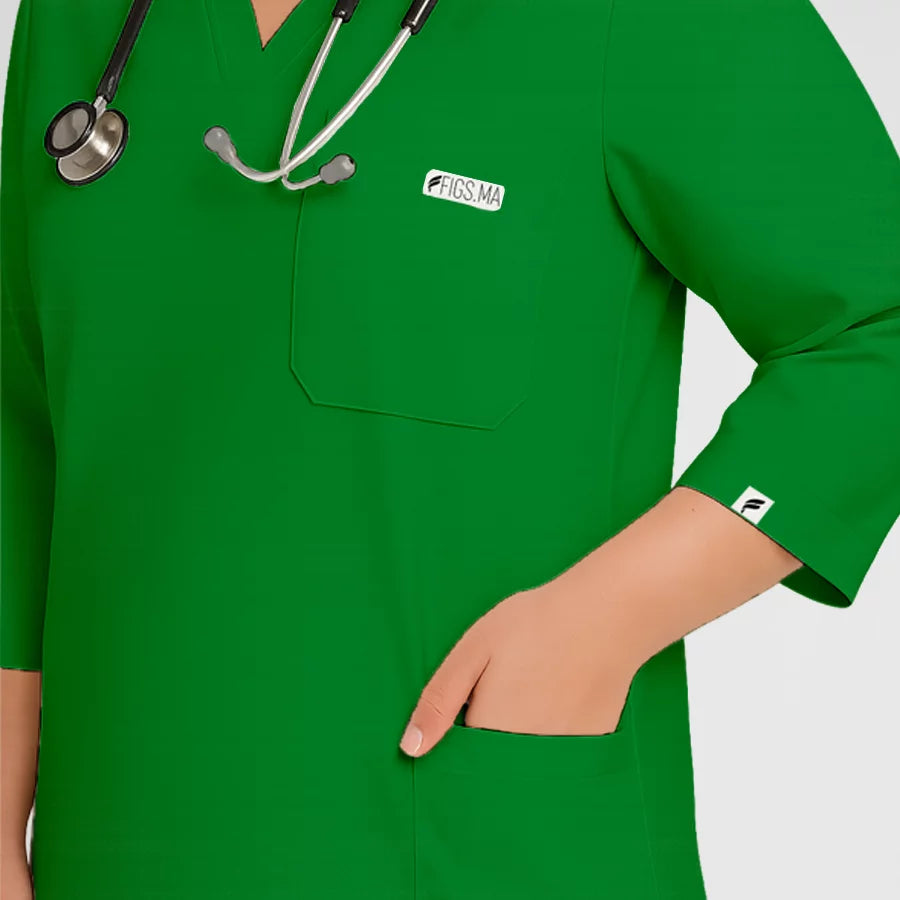 Photo de Pyjama de Bloc Femme - Col V Trois Quart Stretch – confort, broderie et style professionnel. FIGS.ma | Scrubs Maroc.