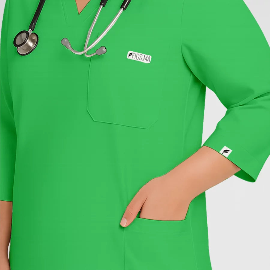 Photo de Pyjama de Bloc Femme - Col V Trois Quart Stretch – confort, broderie et style professionnel. FIGS.ma | Scrubs Maroc.