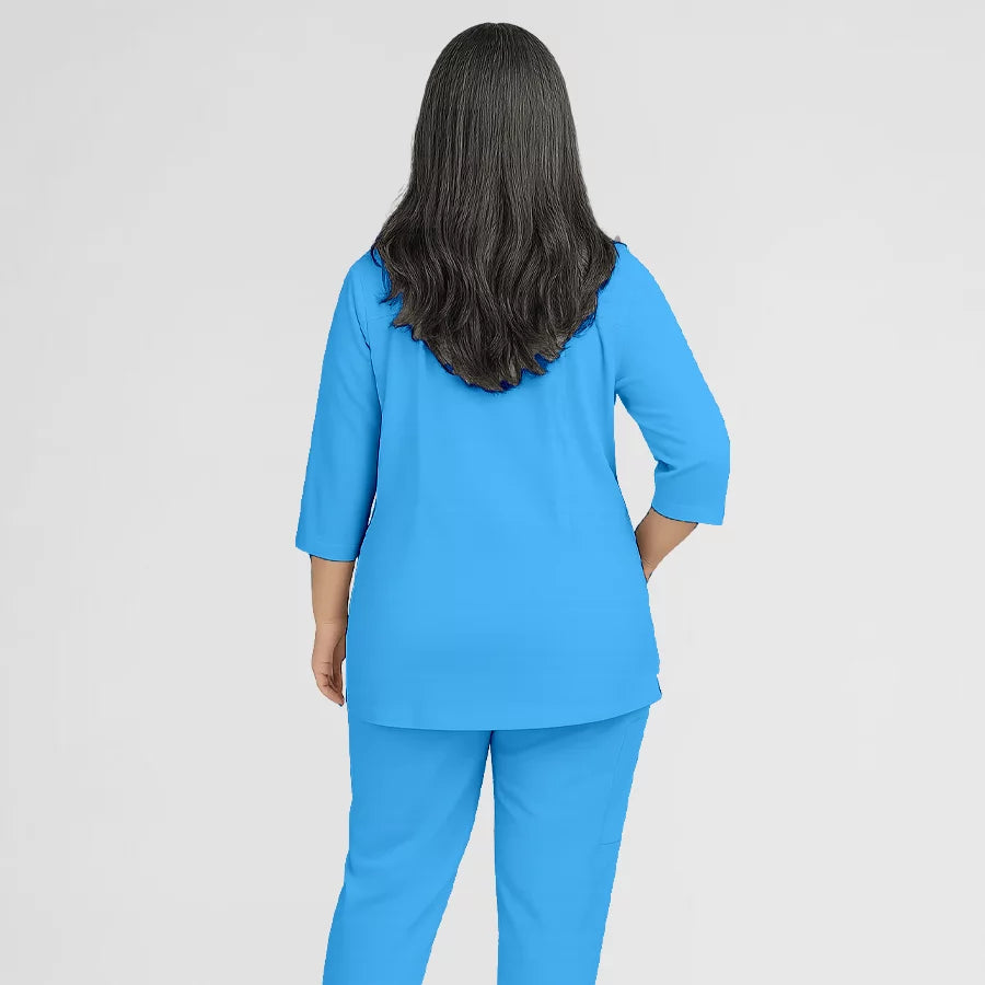 Photo de Pyjama de Bloc Femme - Col V Trois Quart Stretch – confort, broderie et style professionnel. FIGS.ma | Scrubs Maroc.
