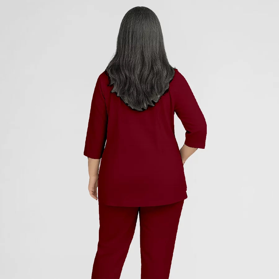 Photo de Pyjama de Bloc Femme - Col V Trois Quart Stretch – confort, broderie et style professionnel. FIGS.ma | Scrubs Maroc.