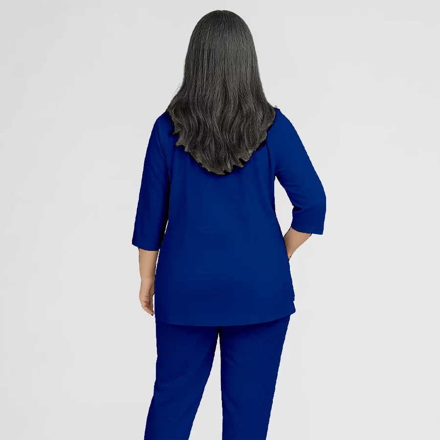 Photo de Pyjama de Bloc Femme - Col V Trois Quart Stretch – confort, broderie et style professionnel. FIGS.ma | Scrubs Maroc.