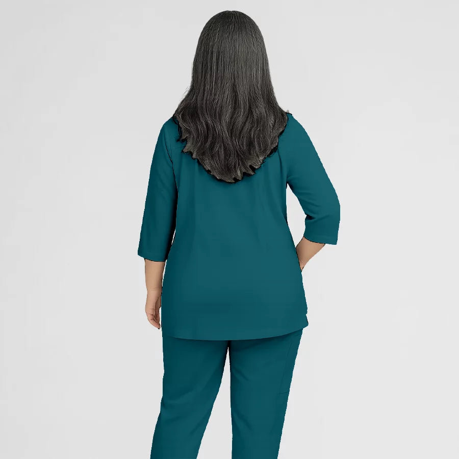 Photo de Pyjama de Bloc Femme - Col V Trois Quart Stretch – confort, broderie et style professionnel. FIGS.ma | Scrubs Maroc.