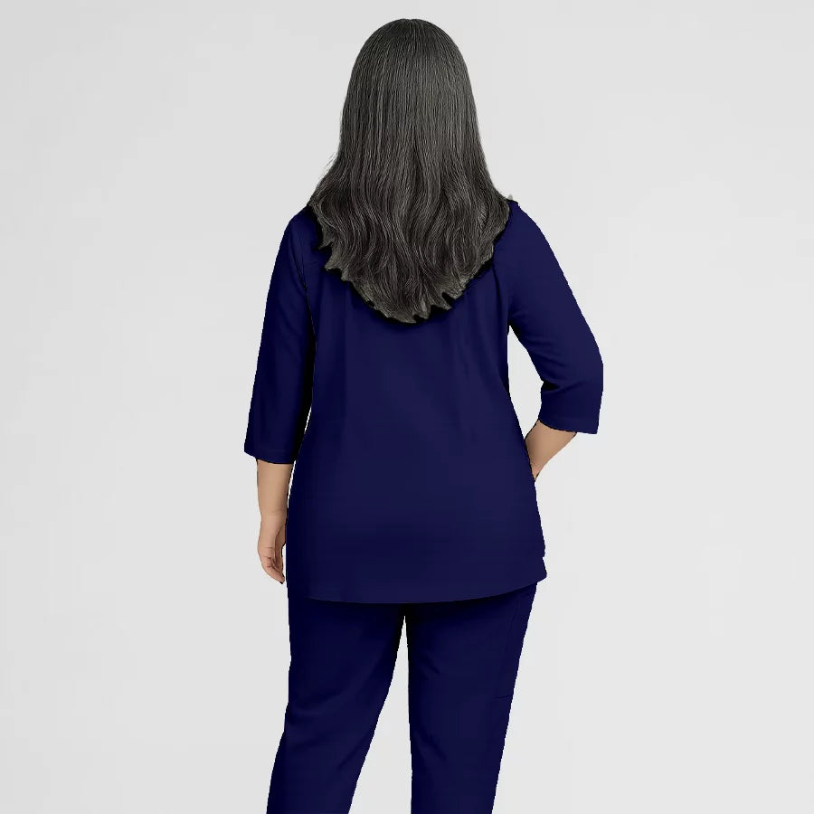 Photo de Pyjama de Bloc Femme - Col V Trois Quart Stretch – confort, broderie et style professionnel. FIGS.ma | Scrubs Maroc.