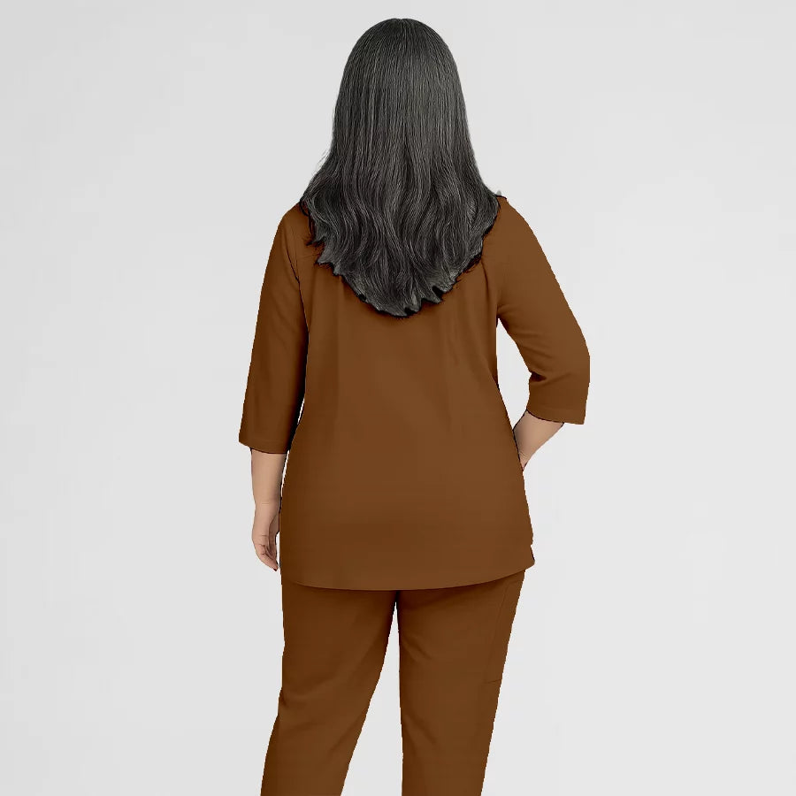 Photo de Pyjama de Bloc Femme - Col V Trois Quart Stretch – confort, broderie et style professionnel. FIGS.ma | Scrubs Maroc.