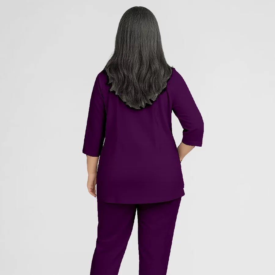 Photo de Pyjama de Bloc Femme - Col V Trois Quart Stretch – confort, broderie et style professionnel. FIGS.ma | Scrubs Maroc.