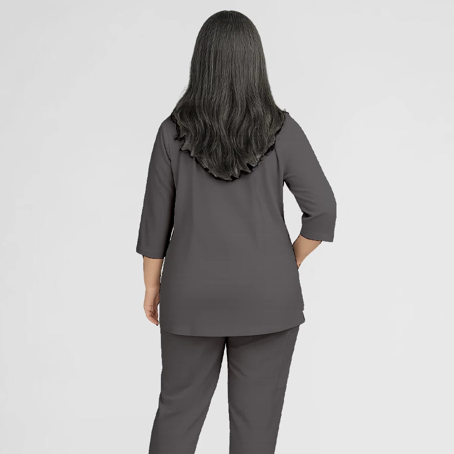 Photo de Pyjama de Bloc Femme - Col V Trois Quart Stretch – confort, broderie et style professionnel. FIGS.ma | Scrubs Maroc.