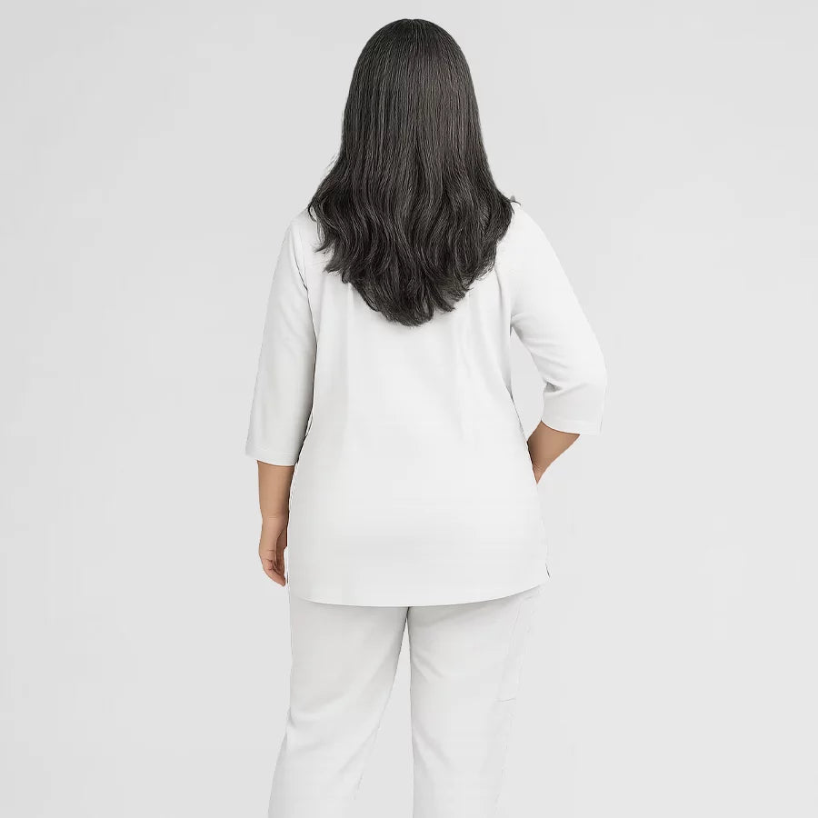 Photo de Pyjama de Bloc Femme - Col V Trois Quart Stretch – confort, broderie et style professionnel. FIGS.ma | Scrubs Maroc.