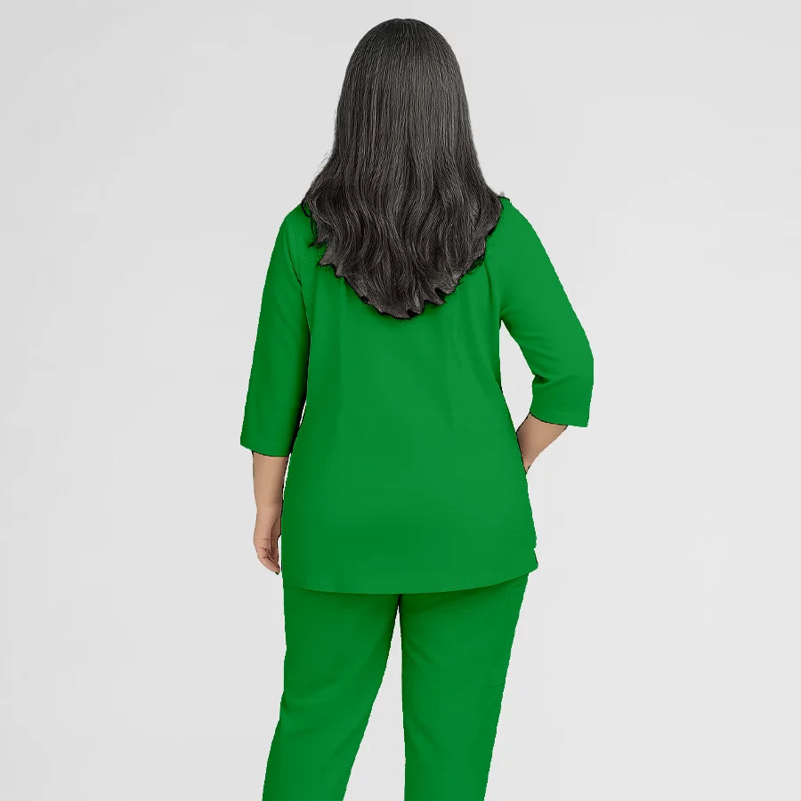 Photo de Pyjama de Bloc Femme - Col V Trois Quart Stretch – confort, broderie et style professionnel. FIGS.ma | Scrubs Maroc.