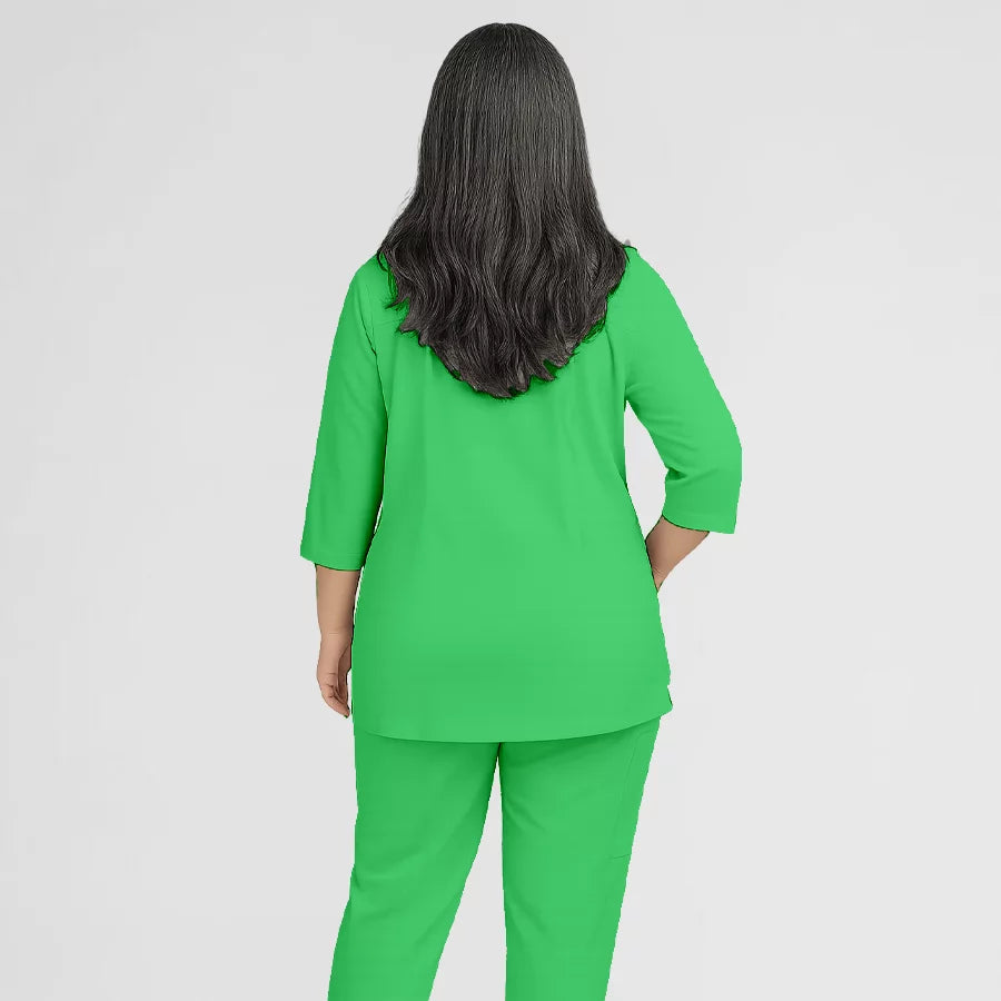 Photo de Pyjama de Bloc Femme - Col V Trois Quart Stretch – confort, broderie et style professionnel. FIGS.ma | Scrubs Maroc.