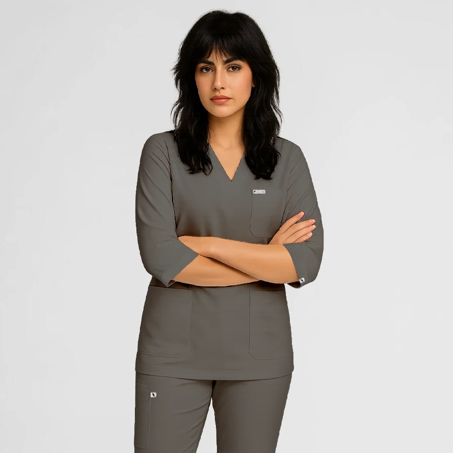 Photo de Pyjama de Bloc Femme - Col V Trois Quart Stretch – confort, broderie et style professionnel. FIGS.ma | Scrubs Maroc.