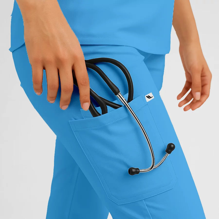 Pyjama de Bloc Femme - Col Chemise Stretch porté par une professionnelle de santé | FIGS.ma – Scrubs confortables et modernes au Maroc