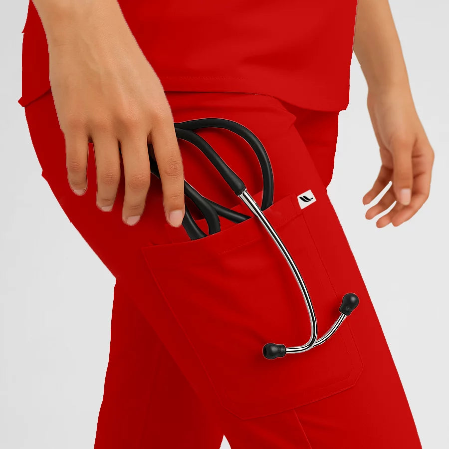 Pyjama de Bloc Femme - Col V Stretch porté par une professionnelle de santé | FIGS.ma – Scrubs confortables et modernes au Maroc