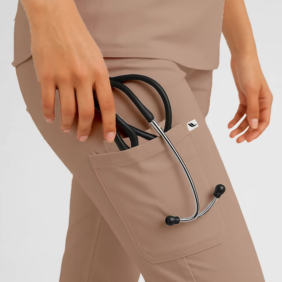 Pyjama de Bloc Femme - Col Chemise Stretch porté par une professionnelle de santé | FIGS.ma – Scrubs confortables et modernes au Maroc