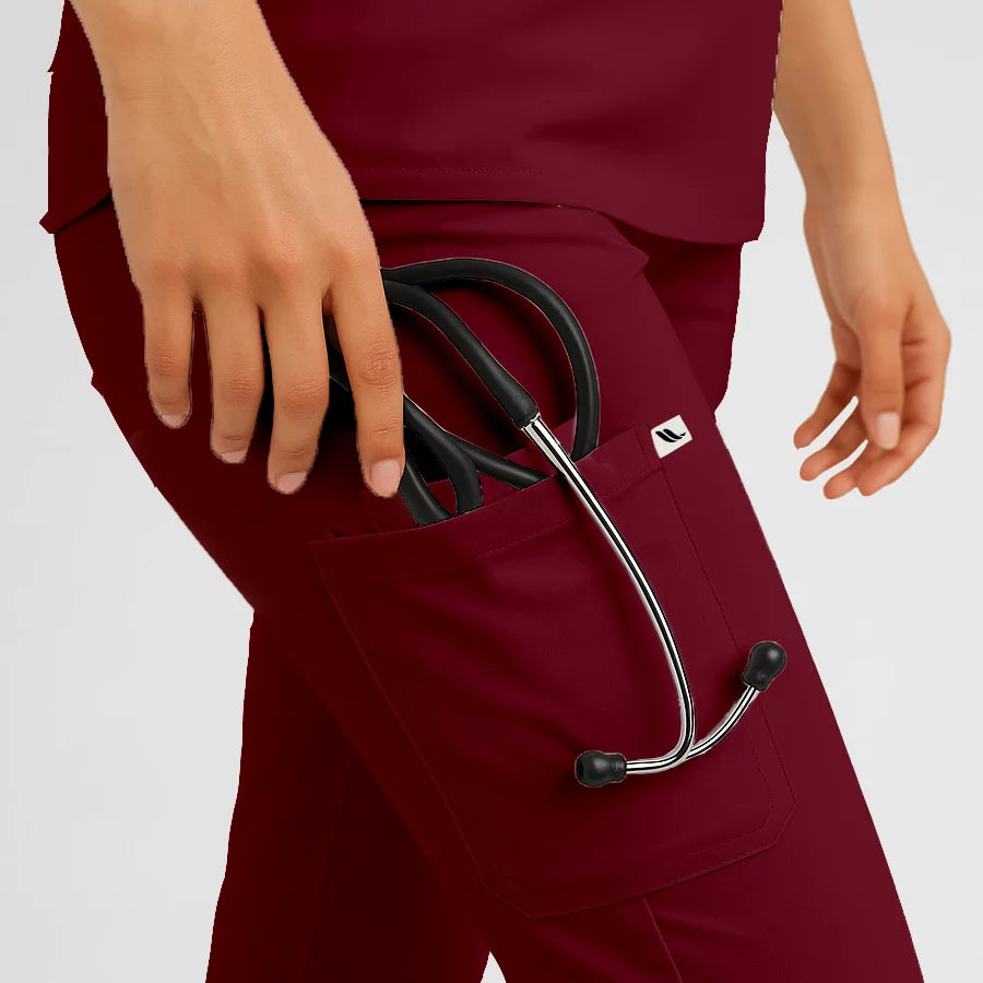 Pyjama de Bloc Femme - Col Chemise Stretch porté par une professionnelle de santé | FIGS.ma – Scrubs confortables et modernes au Maroc