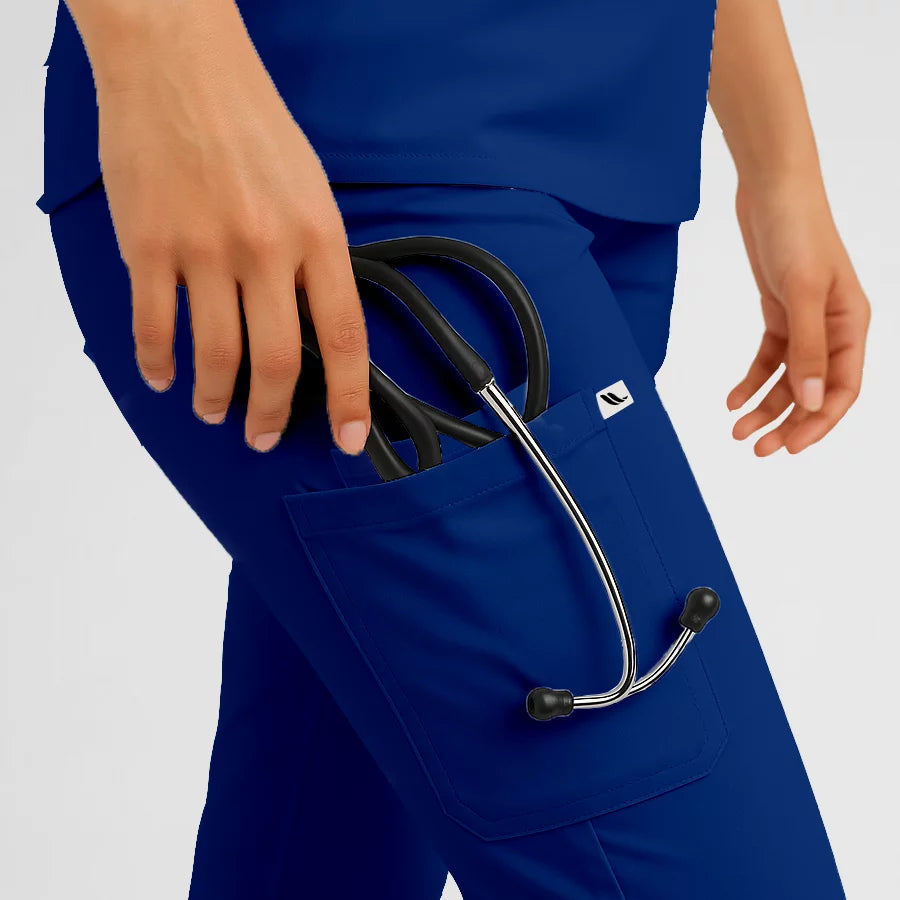 Pyjama de Bloc Femme - Col Chemise Stretch porté par une professionnelle de santé | FIGS.ma – Scrubs confortables et modernes au Maroc