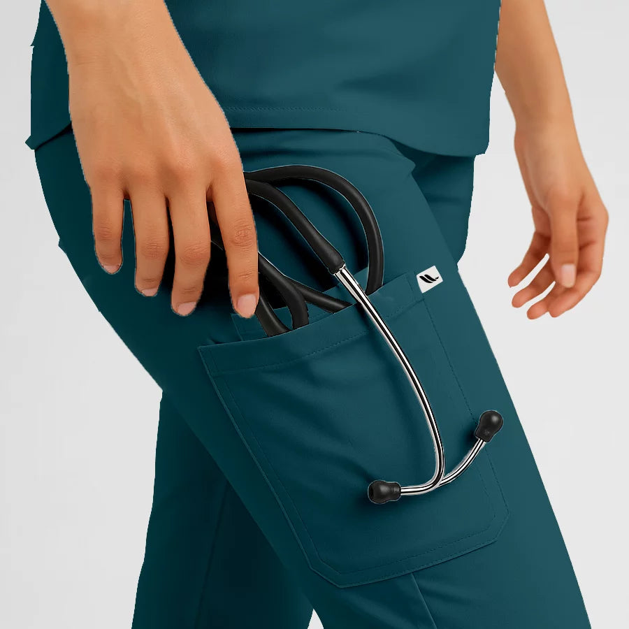 Pyjama de Bloc Femme - Col Chemise Stretch porté par une professionnelle de santé | FIGS.ma – Scrubs confortables et modernes au Maroc