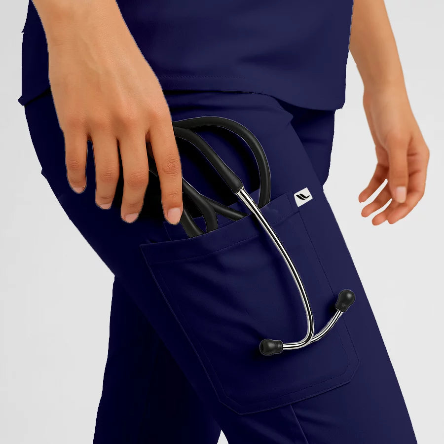 Pyjama de Bloc Femme - Col Chemise Stretch porté par une professionnelle de santé | FIGS.ma – Scrubs confortables et modernes au Maroc
