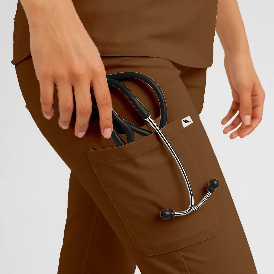 Pyjama de Bloc Femme - Col Chemise Stretch porté par une professionnelle de santé | FIGS.ma – Scrubs confortables et modernes au Maroc