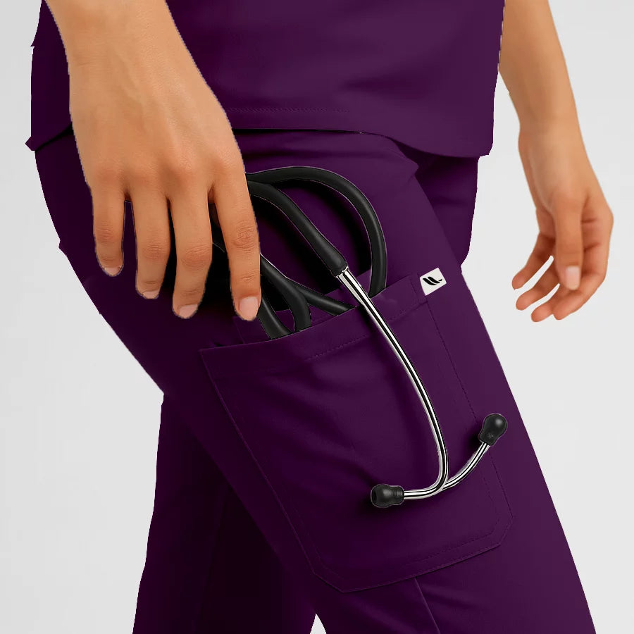Pyjama de Bloc Femme - Col Chemise Stretch porté par une professionnelle de santé | FIGS.ma – Scrubs confortables et modernes au Maroc