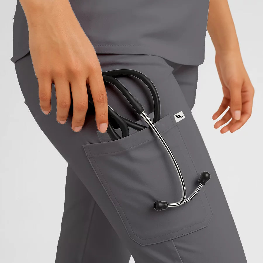 Pyjama de Bloc Femme - Col Chemise Stretch porté par une professionnelle de santé | FIGS.ma – Scrubs confortables et modernes au Maroc