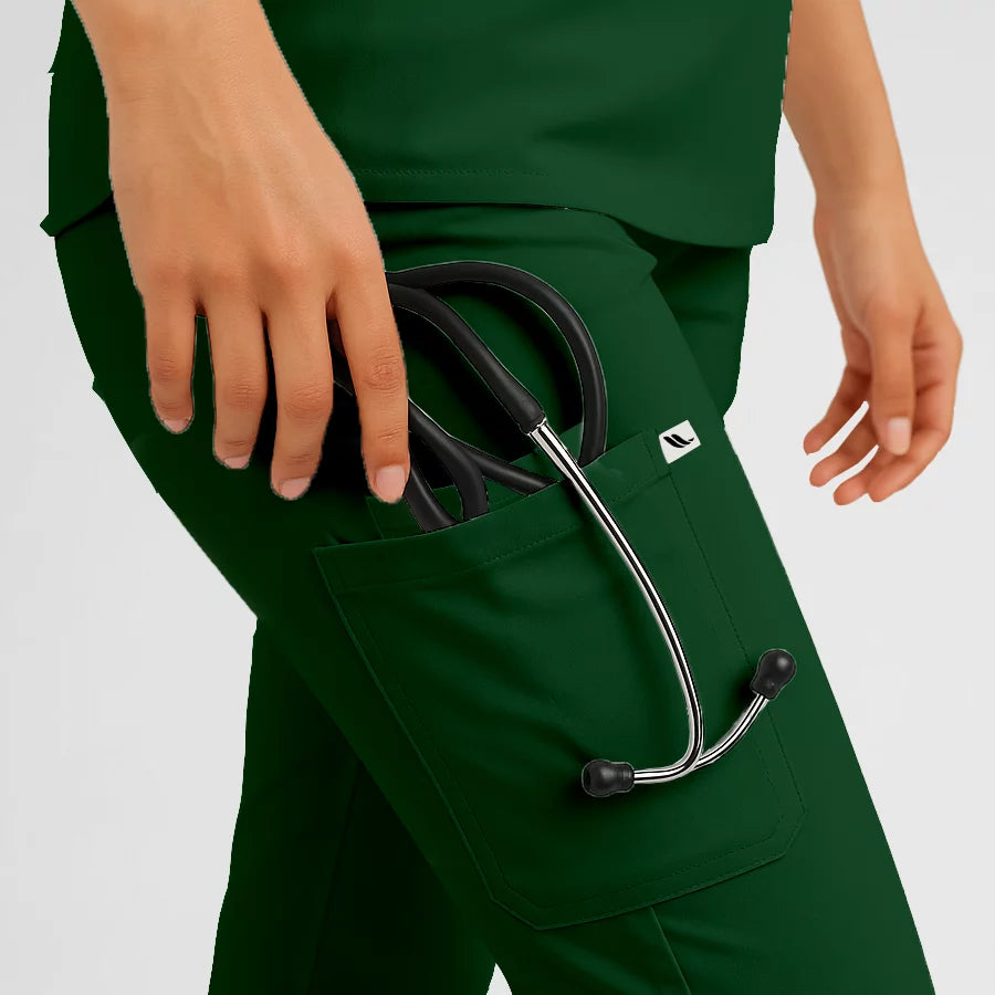 Pyjama de Bloc Femme - Col Chemise Stretch porté par une professionnelle de santé | FIGS.ma – Scrubs confortables et modernes au Maroc