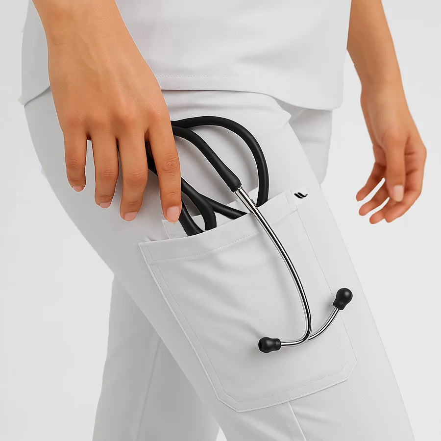 Pyjama de Bloc Femme - Col V Stretch porté par une professionnelle de santé | FIGS.ma – Scrubs confortables et modernes au Maroc