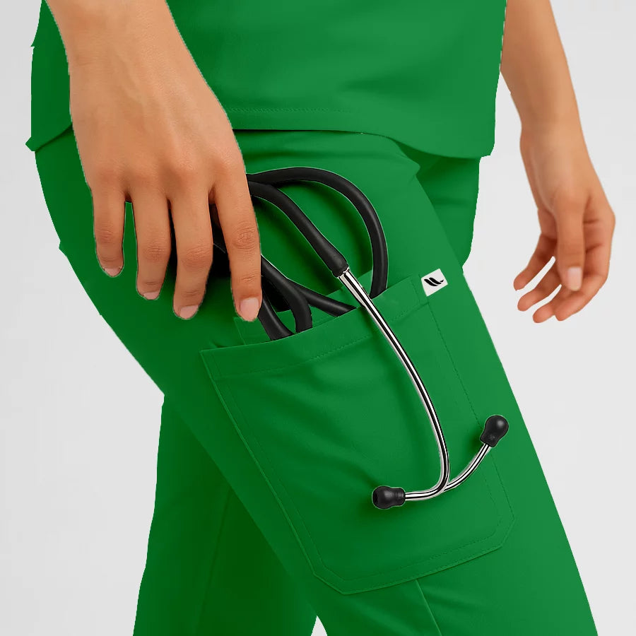Pyjama de Bloc Femme - Col Chemise Stretch porté par une professionnelle de santé | FIGS.ma – Scrubs confortables et modernes au Maroc