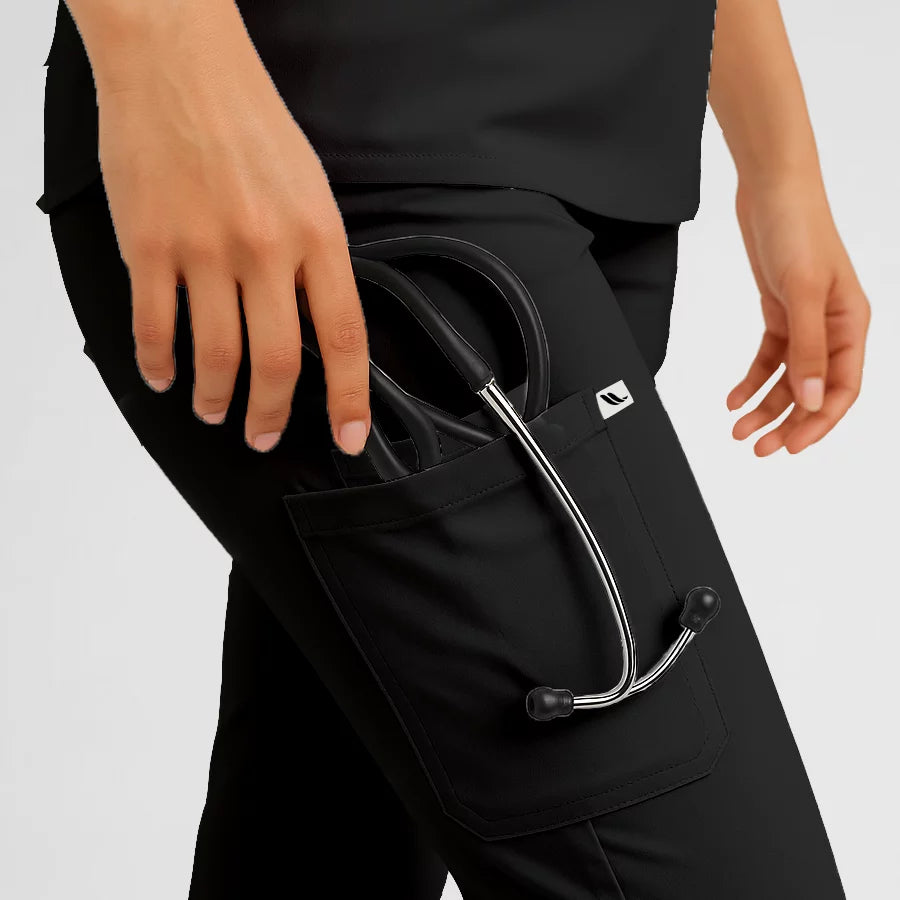 Pyjama de Bloc Femme - Col Chemise Stretch porté par une professionnelle de santé | FIGS.ma – Scrubs confortables et modernes au Maroc