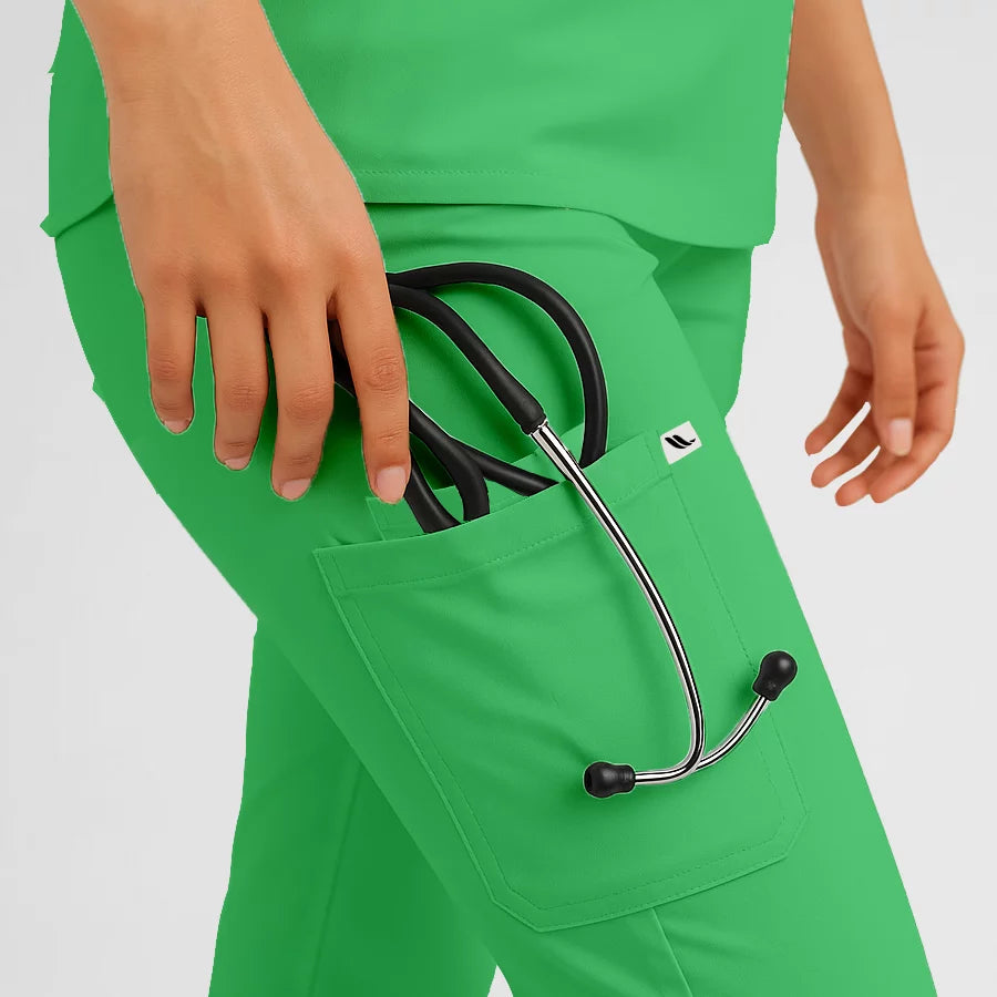 Pyjama de Bloc Femme - Col Chemise Stretch porté par une professionnelle de santé | FIGS.ma – Scrubs confortables et modernes au Maroc