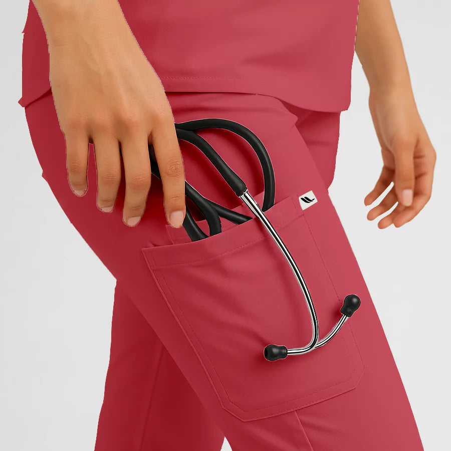 Pyjama de Bloc Femme - Col Chemise Stretch porté par une professionnelle de santé | FIGS.ma – Scrubs confortables et modernes au Maroc