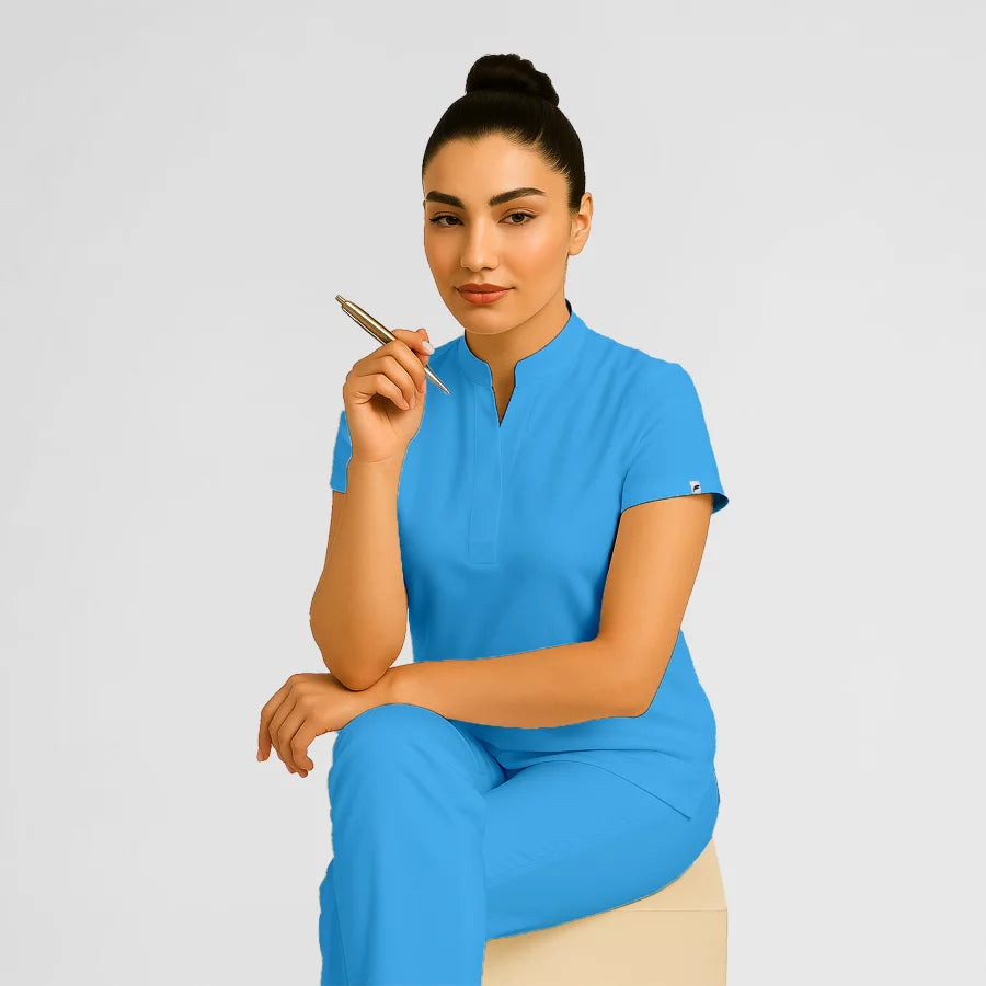 Photo de Pyjama de Bloc Femme - Col Officier Stretch – confort, broderie et style professionnel. FIGS.ma | Scrubs Maroc.