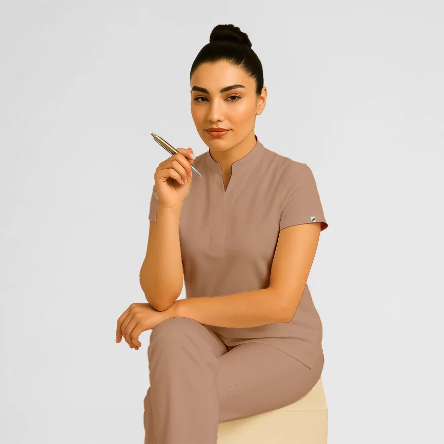 Photo de Pyjama de Bloc Femme - Col Officier Stretch – confort, broderie et style professionnel. FIGS.ma | Scrubs Maroc.