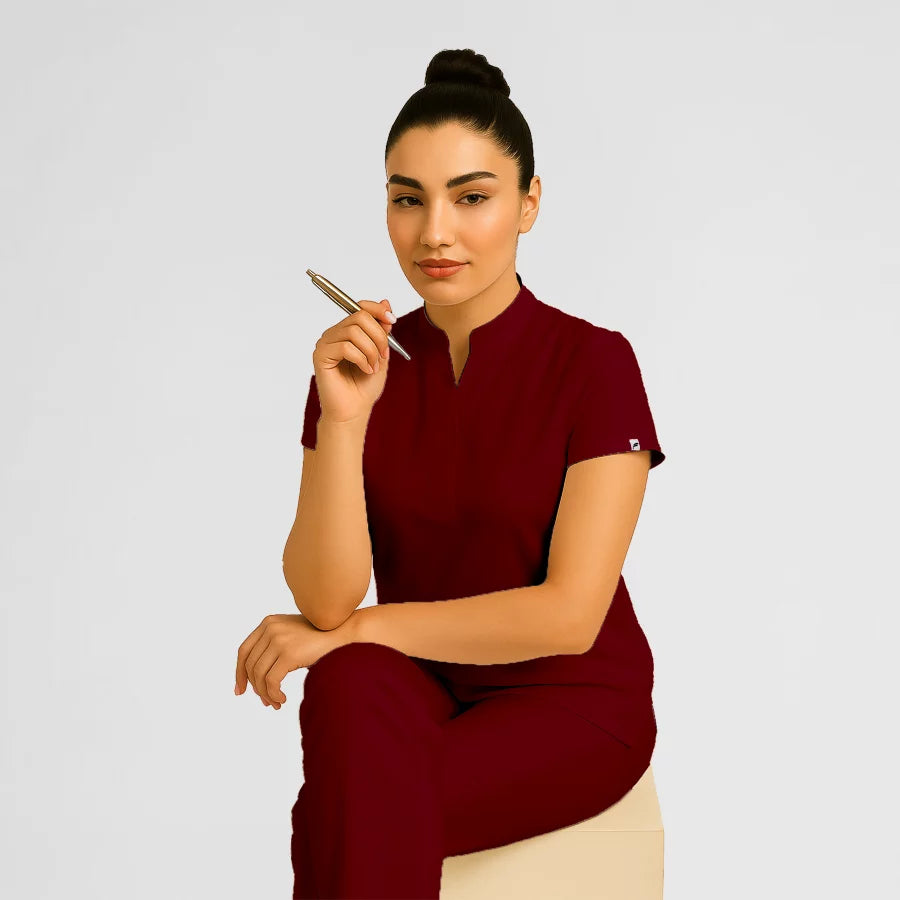 Photo de Pyjama de Bloc Femme - Col Officier Stretch – confort, broderie et style professionnel. FIGS.ma | Scrubs Maroc.
