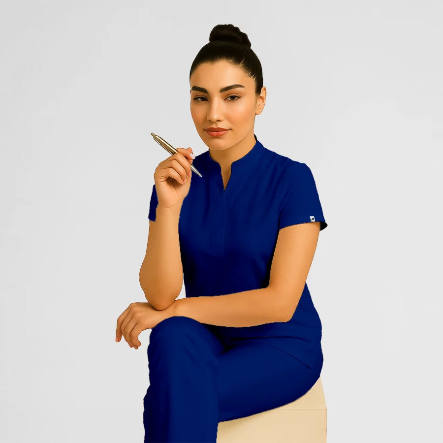 Photo de Pyjama de Bloc Femme - Col Officier Stretch – confort, broderie et style professionnel. FIGS.ma | Scrubs Maroc.