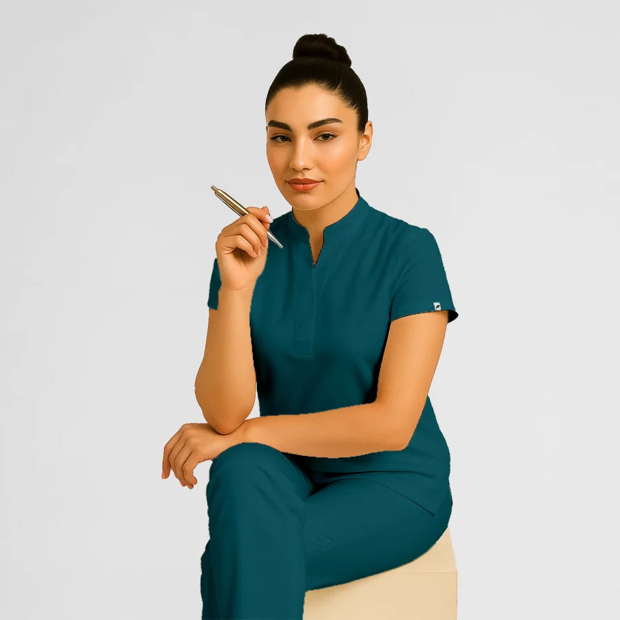 Photo de Pyjama de Bloc Femme - Col Officier Stretch – confort, broderie et style professionnel. FIGS.ma | Scrubs Maroc.