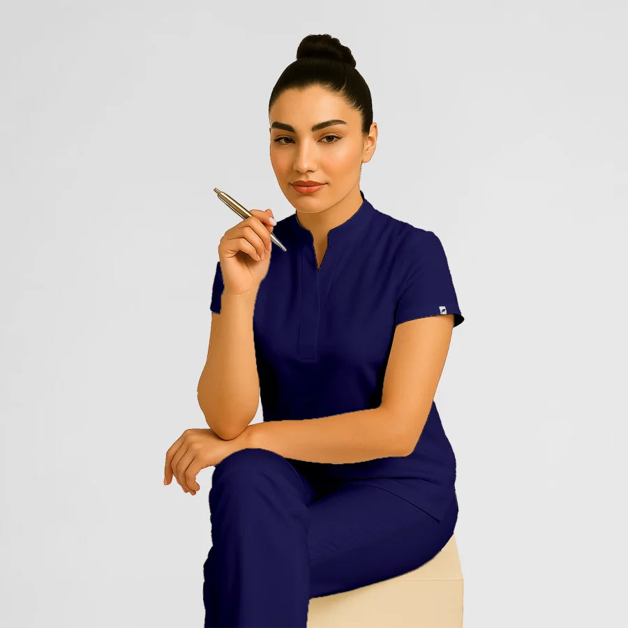 Photo de Pyjama de Bloc Femme - Col Officier Stretch – confort, broderie et style professionnel. FIGS.ma | Scrubs Maroc.