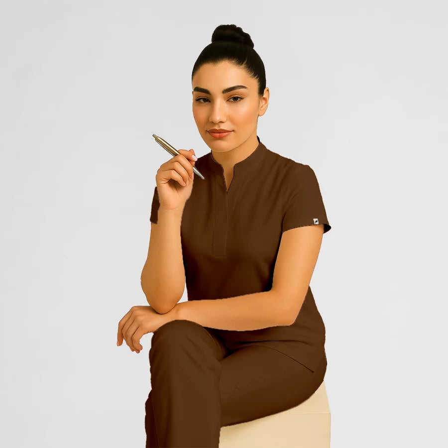 Photo de Pyjama de Bloc Femme - Col Officier Stretch – confort, broderie et style professionnel. FIGS.ma | Scrubs Maroc.
